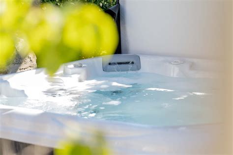 Holiday cottages with a hot tub in the United Kingdom | Airbnb