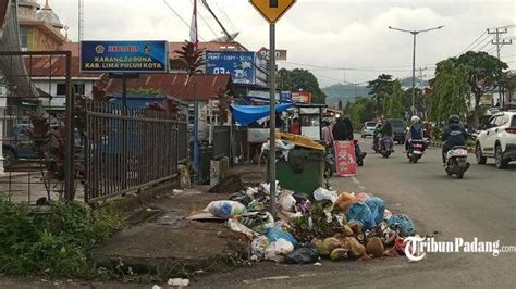 Sampah Menumpuk Di Ruas Jalan Payakumbuh Kadis Lh Terlambat Karena