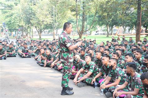 DANMENART 1 MAR BERIKAN JAM KOMANDAN KEPADA SELURUH PRAJURIT KESATRIA