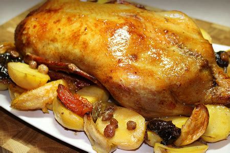 Утка запеченная с яблоками в духовке - пошаговый рецепт с фото (3768 ...