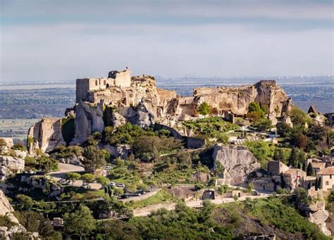 Baux De Provence Le Village M Di Val Qui Fait Beaucoup Parler De Lui