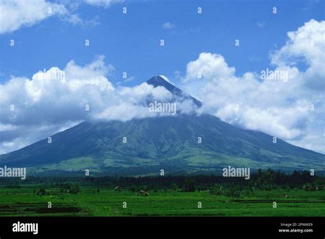 Mayon Volcano, Luzon, Philippines Stock Photo - Alamy