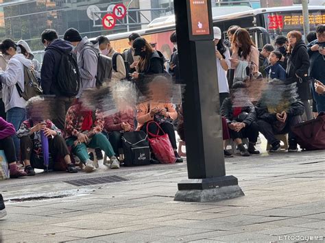 [新聞] 寶可夢中心驚見「整隊阿嬤坐板凳夜排」 領頭大姐坦言：幫別人買 看板 C Chat Mo Ptt 鄉公所