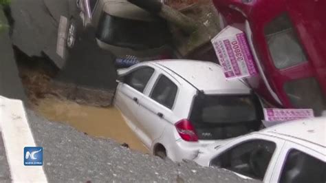 Avenida En Jiangxi Colapsa Tragando Autos Youtube