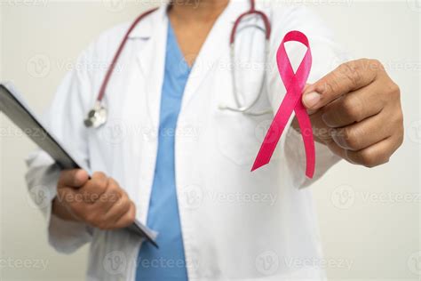 cancer du sein femme médecin asiatique avec ruban rose symbole de la