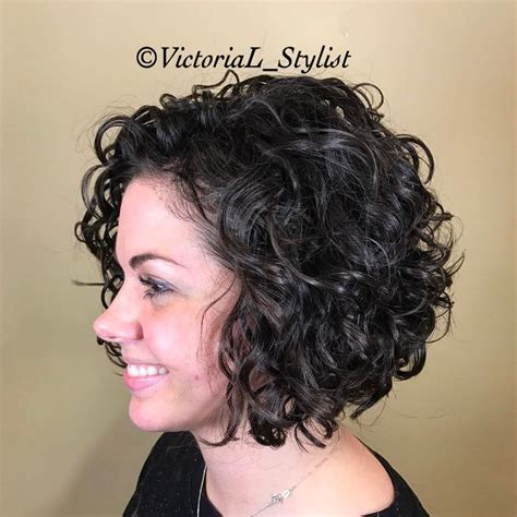 Cute Bob With Messy Glossy Curls Curly Bob Hairstyles Curly Hair