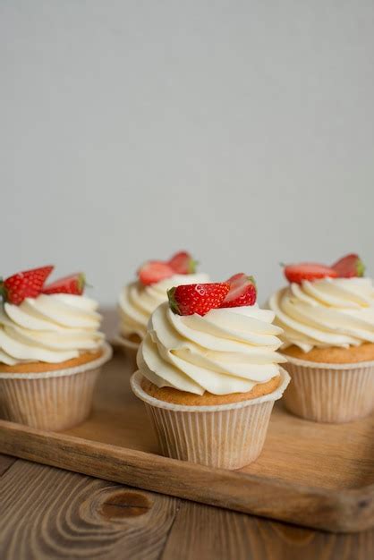 Pasteles Decorados Con Fresas En La Mesa Foto Premium