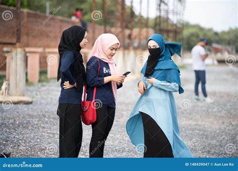 La Muchacha De Hijab Que Se Relaja En La Playa Fotografía Editorial