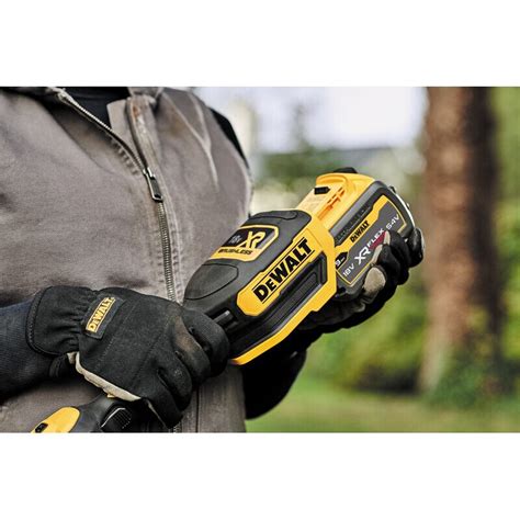 DeWalt DCMST561P1-GB 18V XR Brushless String Trimmer With 1 x 5Ah ...