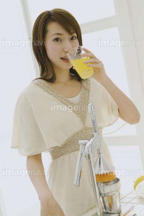 【ジューサーで作ったジュースを飲む女性】の画像素材31546472 写真素材ならイメージナビ