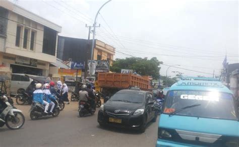 Rembang Santai Melintas Di Kemacetan Jl Dg Tata Raya Tribun Timur