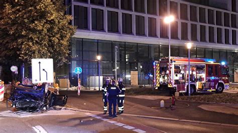 Auf Flucht Vor Polizei Mann 21 Schleudert Mit Auto In Haltestelle