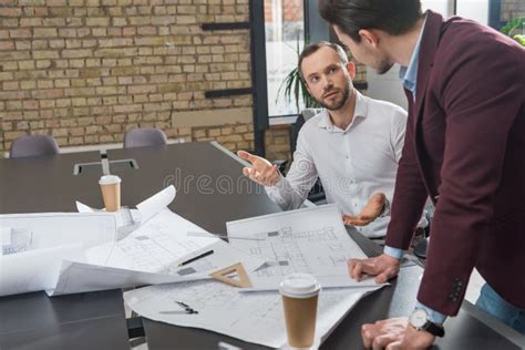 Equipe De Arquitetos Bem Sucedidos Foto De Stock Imagem De Foco