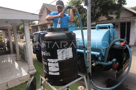 Bantuan Air Bersih Terdampak Sumur Tercemar ANTARA Foto