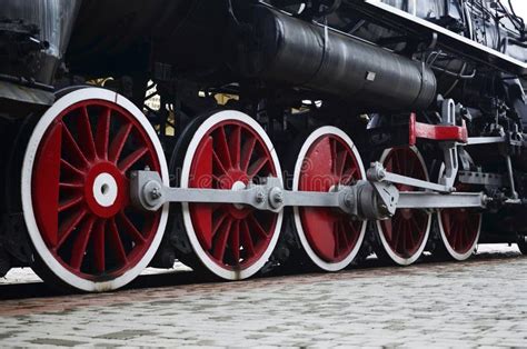 Wielen Van De Oude Zwarte Stoomlocomotief Van Sovjettijden De Kant Van