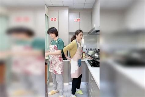 婆婆教儿媳妇回来烧锅儿媳妇不愿意了。儿媳妇烧锅婆婆