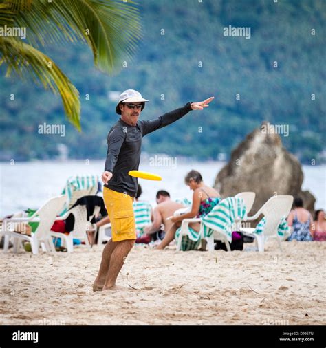 Trowing frisbee hi-res stock photography and images - Alamy