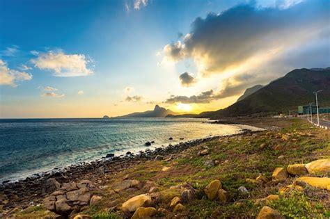 Vista panorâmica da ilha costeira de con dao de cima ondas litoral