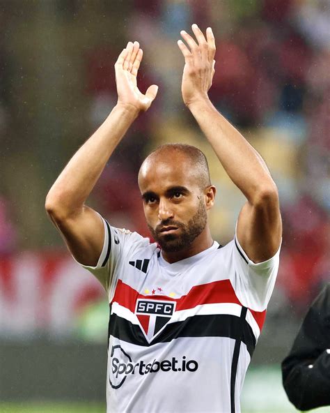 Aniversariante Lucas Moura Celebra Gol No Maracan A Camisa Do S O