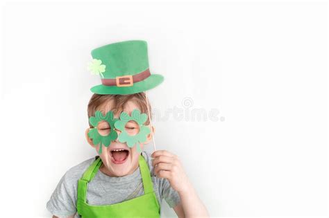 St Patrick Tagesfeiertagskonzept Junge Froher Kaukasischer Kleegläsern