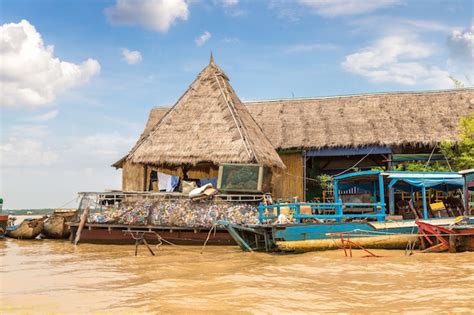 Camboya Chong Khneas Pueblo Flotante Cerca De Siem Reap Foto Premium