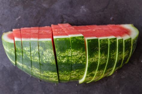 How To Cut A Watermelon 3 Quick Ways Momsdish