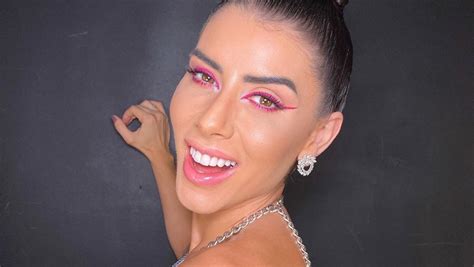 Thaís Bianca sensualiza quente de lingerie na cama