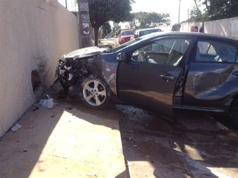 G1 Motorista Invade Preferencial Bate Em Carro E Atinge Muro Em MS