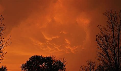 Bumpy Mammatus Clouds Making A Brief Appearance Enwikipe Flickr