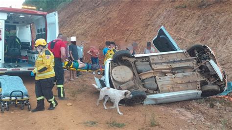 Carro Capota Em Ribanceira Da Br Jornal Raz O