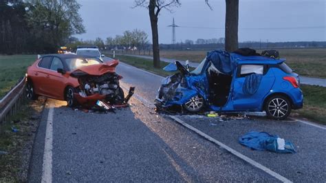 NonstopNews Zwei Pkw prallten auf Landstraße frontal zusammen Beide