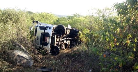 Blog do Edy Caminhão capota na ladeira da Timbaúba em Aiuaba