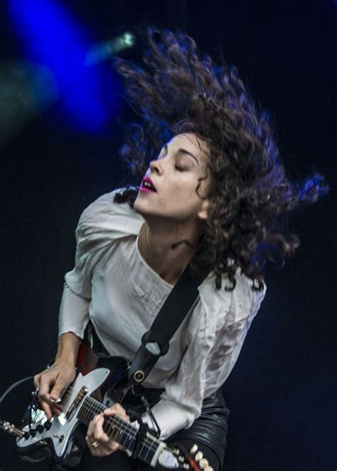 We Love Annie Clark St Vincent Annie Clark Female Guitarist St