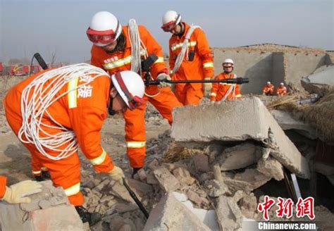 新疆南部阿克苏消防举行“实兵实战”地震演习地震救援凤凰资讯