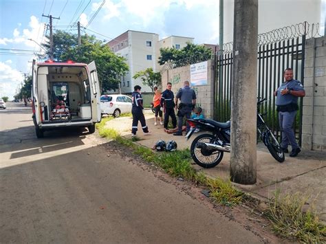 Casal Se Fere Em Colis O Entre Motocicleta E Autom Vel No Distrito