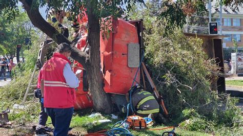 Heridos Deja Volcamiento De Cami N Tolva Tras Colisi N Con Camioneta