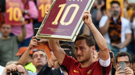 Tras 25 años de carrera Francesco Totti se retiró emocionado de las