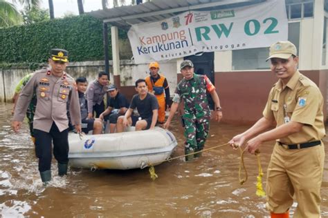 Polisi Dan Tiga Pilar Evakuasi Warga Terdampak Banjir Di Petogogan