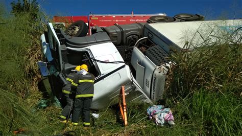 A Gazeta Caminhoneiro morre após carreta capotar em Bom Jesus do Norte