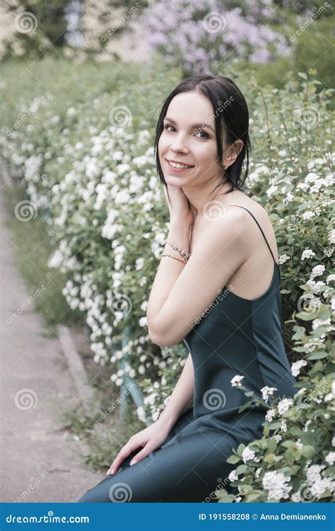 Mujer Morena Con Vestido Sexy En El Parque Las Flores Alrededor De Ella Retrato Suave Sensual