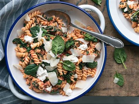 Pasta Met Tomatensaus Spinazie En Ricotta