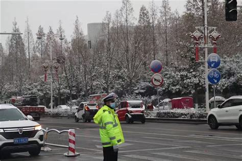 商丘交警雪中执勤全力以赴保畅通 描绘亮丽“雪警”凤凰网河南凤凰网