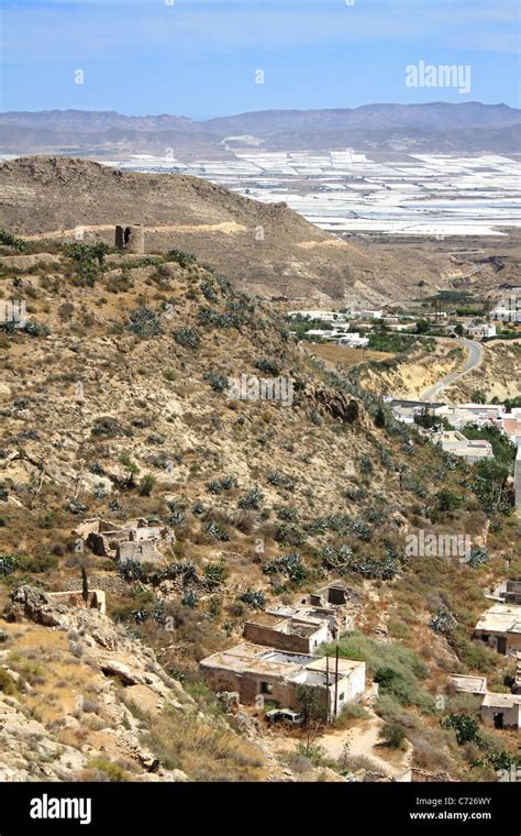 Paisaje árido de Níjar con invernaderos en el fondo La provincia de