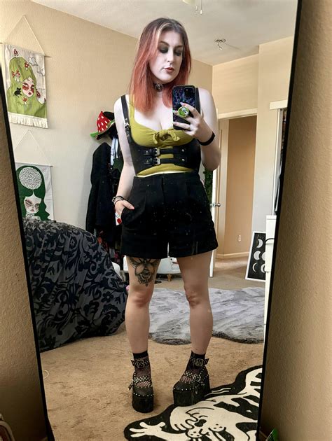 How does one not melt in a harness? : r/AltFashion