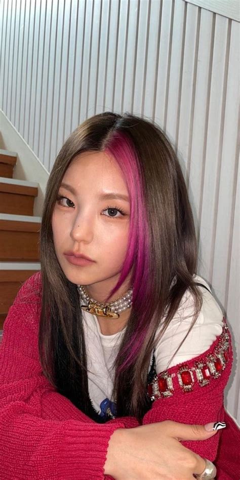 YEJI ITZY Pink And Black Hair Haircuts For Medium Hair Hair Styles