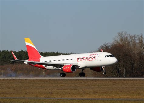 Iberia Express Airbus A 320 216 EC LYM BER 28 02 2023 Flugzeug