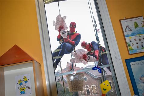 Milano Spiderman Consegnano Uova Di Pasqua A Piccoli Pazienti