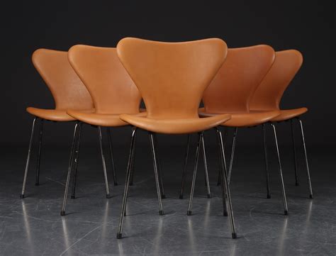 Arne Jacobsen Seks syverstole model 3107 cognacfarvet læder