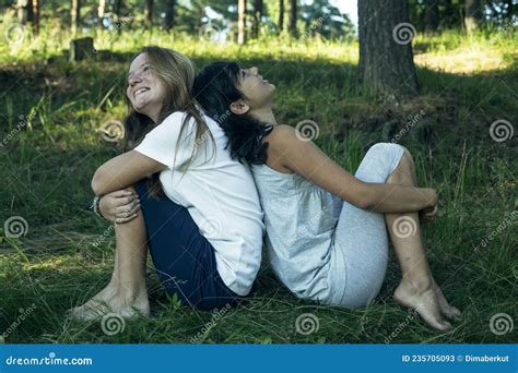 Deux Filles Samusent Dans Le Parc En été Image Stock Image Du