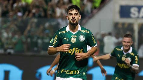 Goleador Flaco López repete feito alcançado por Edmundo no Palmeiras